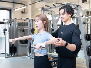 男性トレーナーによる肩の筋トレ指導
