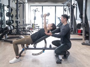 男性トレーナーによるダンベル種目の指導