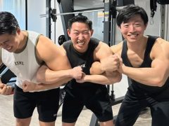 3人の男性が腕組みポーズ