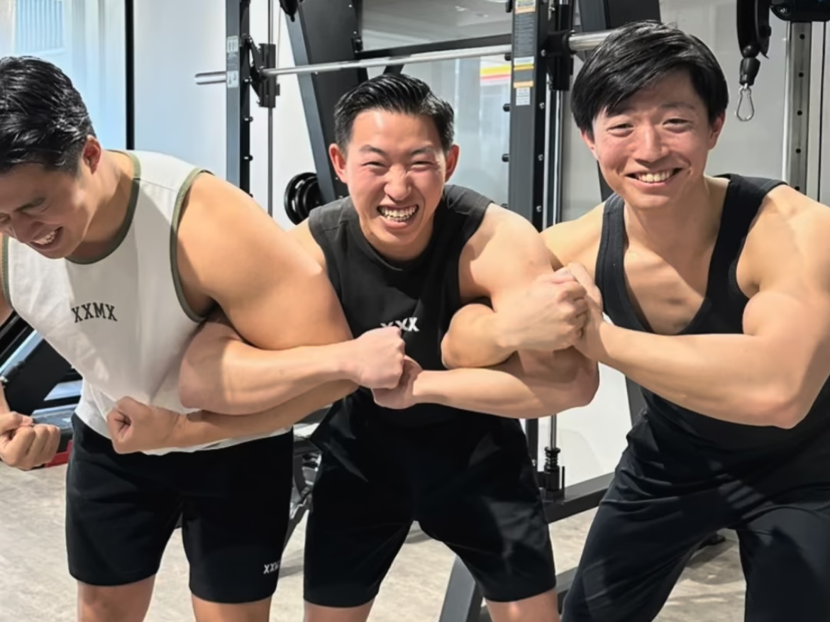 3人の男性が腕組みポーズ