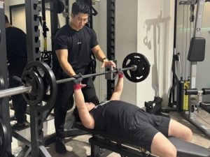男性トレーナーによるベンチプレス指導