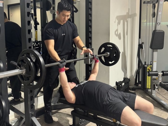 当ジム男性トレーナーによるベンチプレス指導