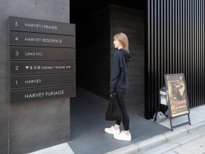 女性のお客様が身軽な状態でご来店