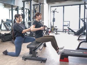 女性トレーナーによる背中のパーソナルトレーニング