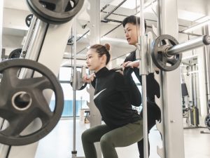 男性トレーナーによるスクワット指導
