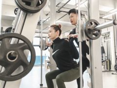 男性トレーナーによるスクワット指導