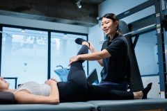 当ジムのトレーナーと顧客のセッションの様子。ストレッチをしているところ。