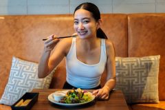 当ジムに併設されているカフェでお客様がお食事を取られている様子