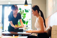 当ジムで運営しているカフェでの様子。スタッフとお客様。