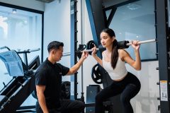 当ジムトレーナーによるスクワット指導の様子