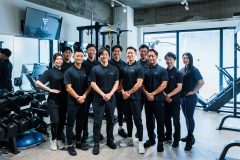 エボパーソナルトレーニングジムのスタッフ全員集合写真