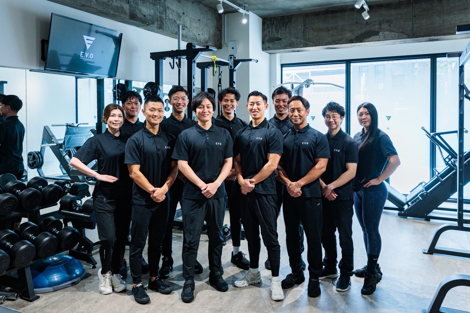 エボパーソナルトレーニングジムのスタッフ全員集合写真