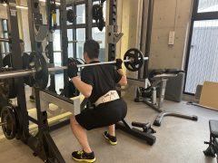 エボのお客様。スクワットをしている様子