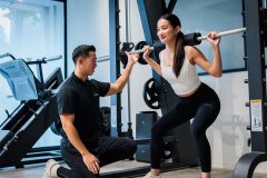 エボのトレーナーによるスクワットのフォーム指導の様子